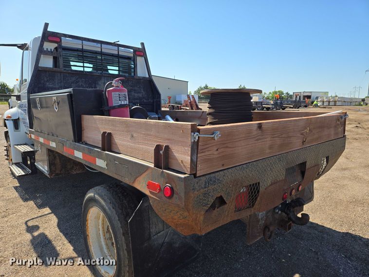 image for item EN8160 2003 International  4200  flatbed truck