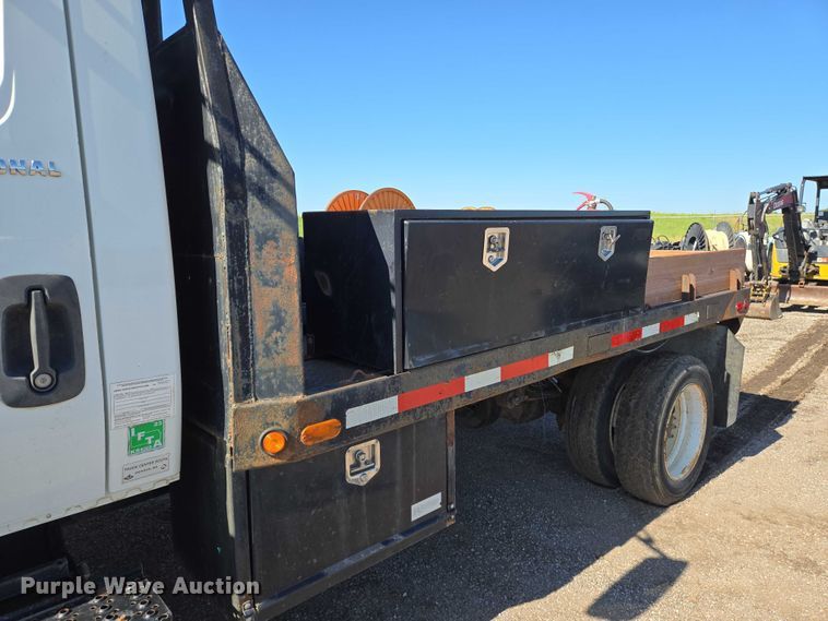 image for item EN8160 2003 International  4200  flatbed truck
