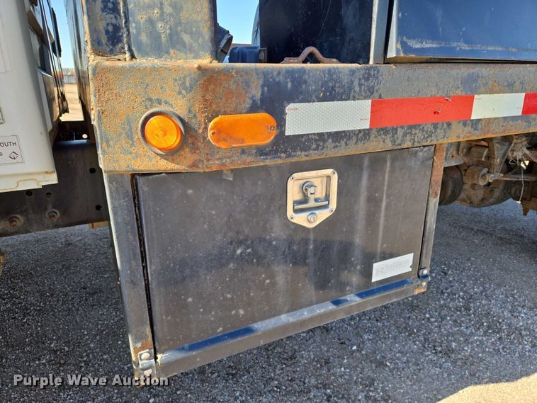 image for item EN8160 2003 International  4200  flatbed truck