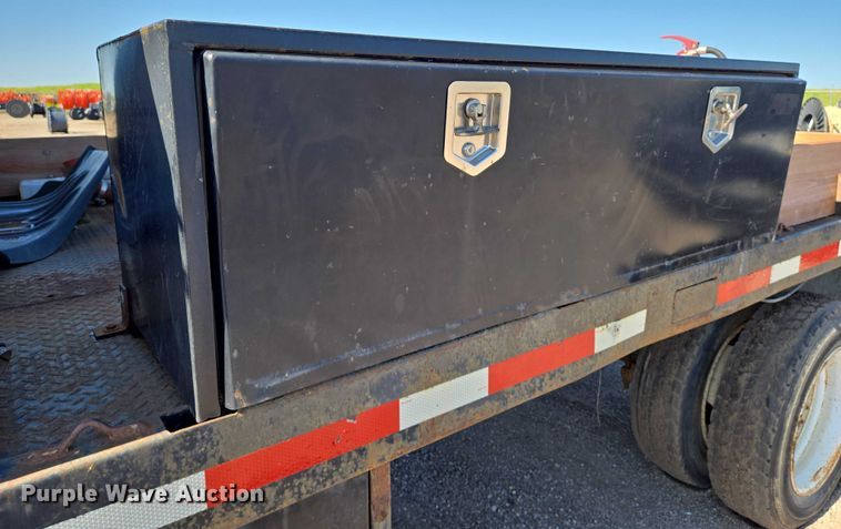 image for item EN8160 2003 International  4200  flatbed truck