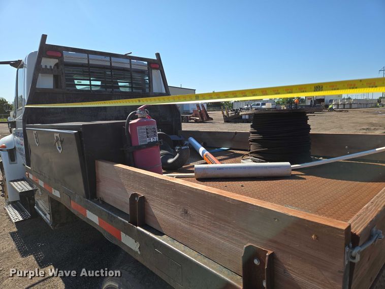 image for item EN8160 2003 International  4200  flatbed truck