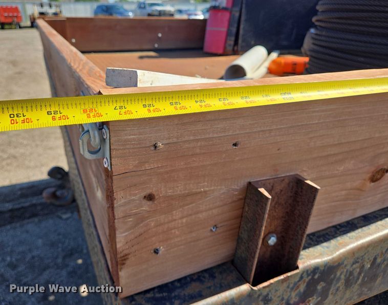 image for item EN8160 2003 International  4200  flatbed truck