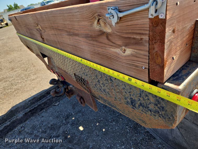 image for item EN8160 2003 International  4200  flatbed truck