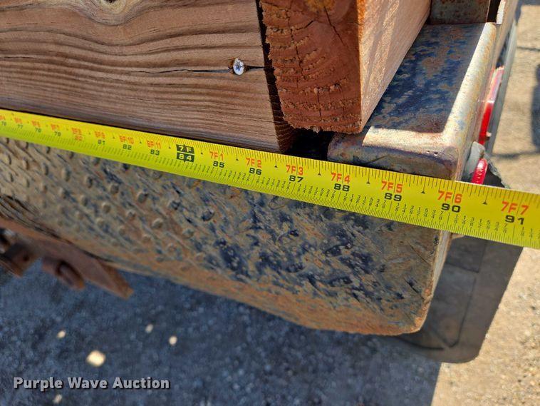 image for item EN8160 2003 International  4200  flatbed truck