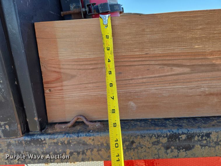 image for item EN8160 2003 International  4200  flatbed truck