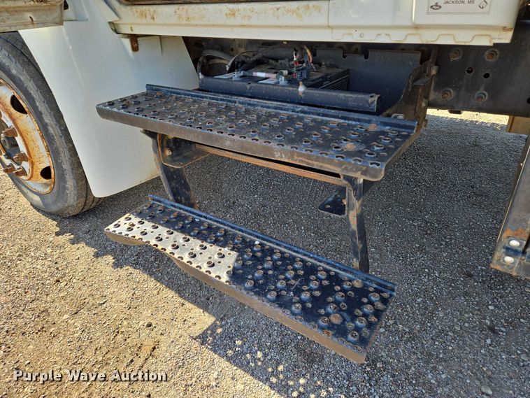 image for item EN8160 2003 International  4200  flatbed truck