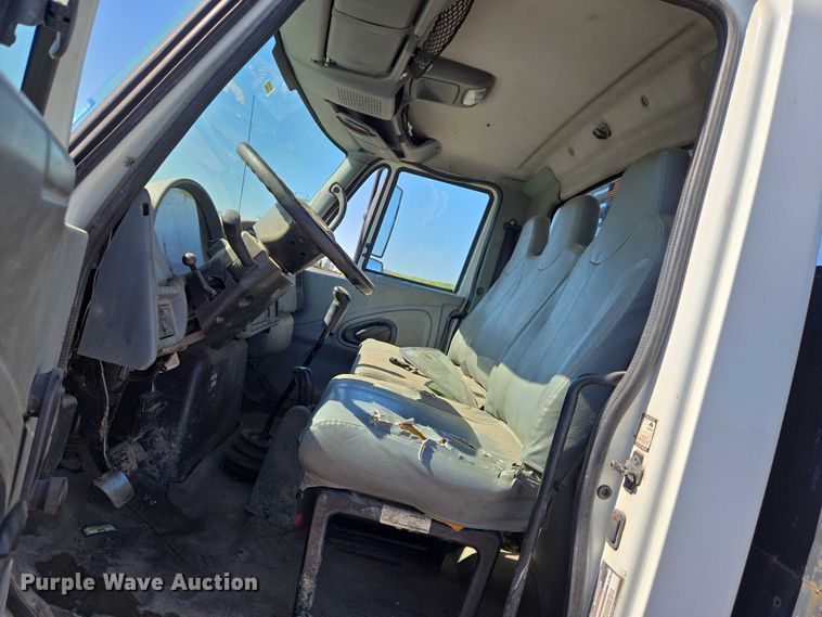 image for item EN8160 2003 International  4200  flatbed truck