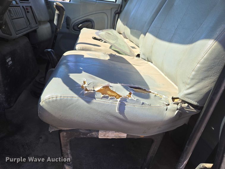 image for item EN8160 2003 International  4200  flatbed truck