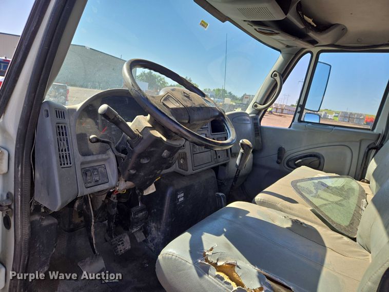 image for item EN8160 2003 International  4200  flatbed truck