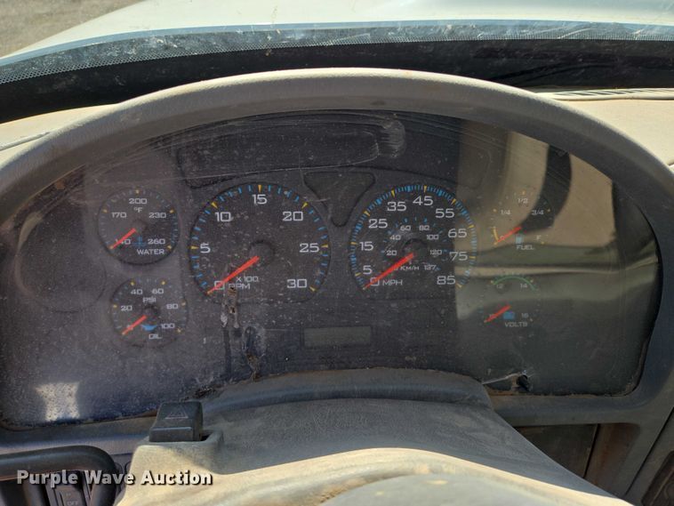 image for item EN8160 2003 International  4200  flatbed truck