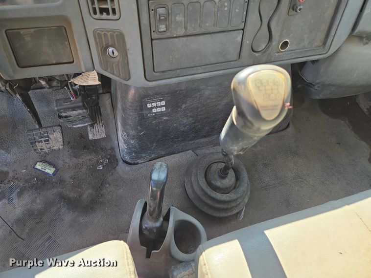 image for item EN8160 2003 International  4200  flatbed truck