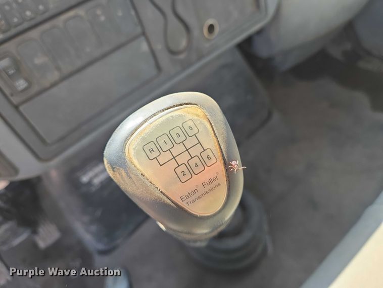 image for item EN8160 2003 International  4200  flatbed truck