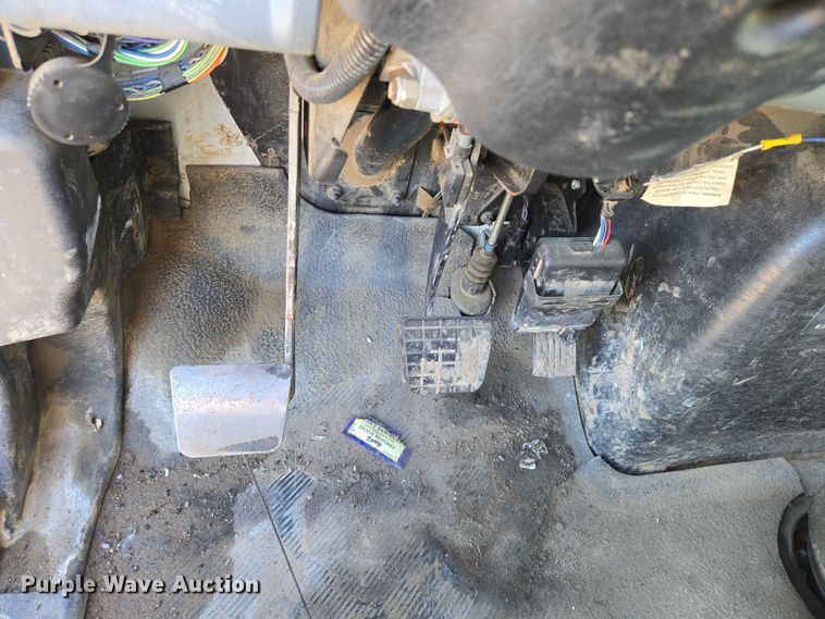 image for item EN8160 2003 International  4200  flatbed truck