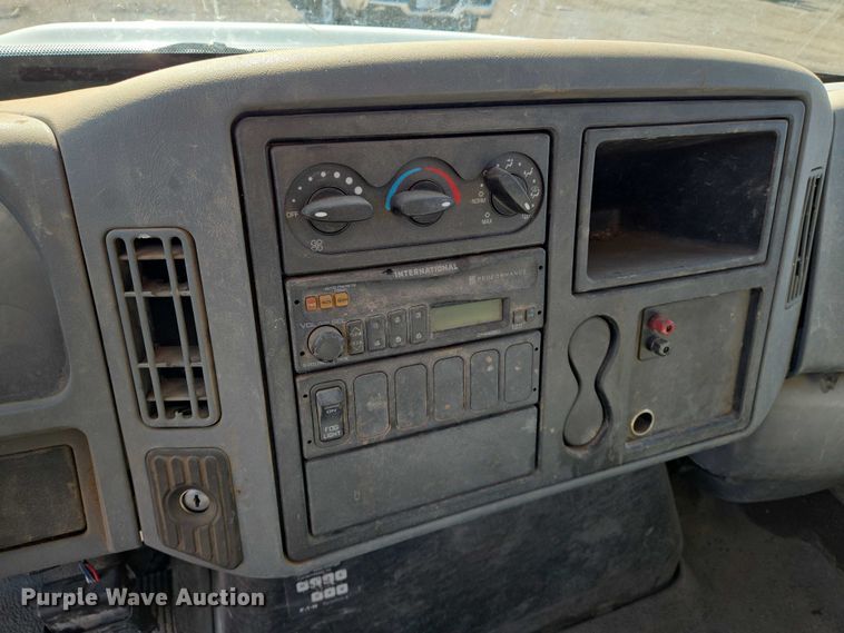 image for item EN8160 2003 International  4200  flatbed truck