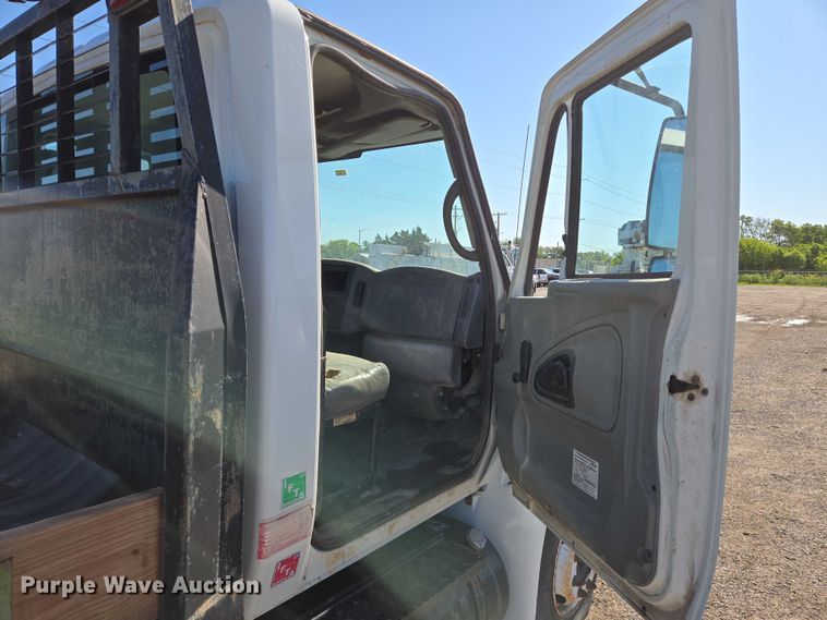 image for item EN8160 2003 International  4200  flatbed truck