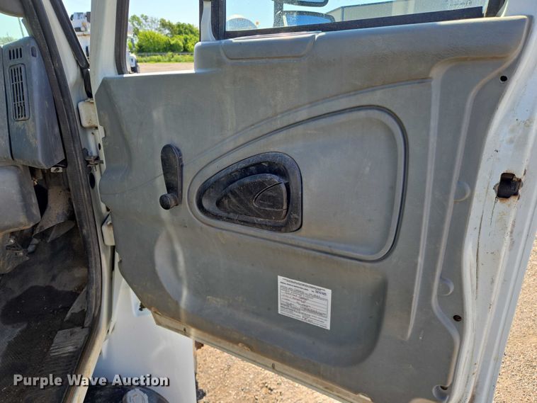 image for item EN8160 2003 International  4200  flatbed truck