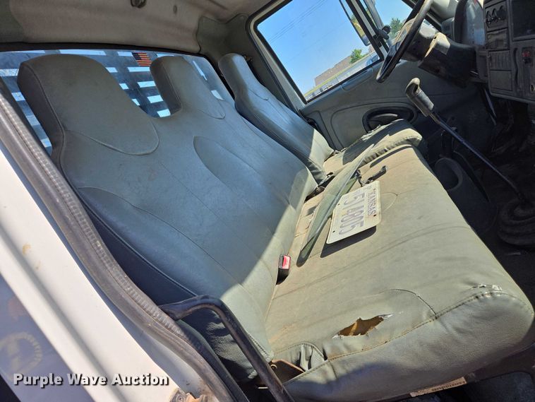 image for item EN8160 2003 International  4200  flatbed truck