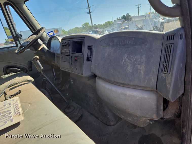 image for item EN8160 2003 International  4200  flatbed truck