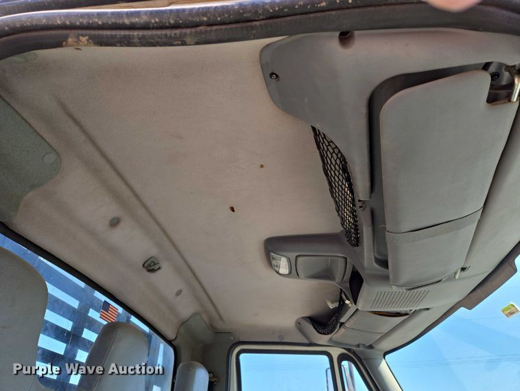 image for item EN8160 2003 International  4200  flatbed truck