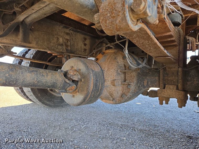 image for item EN8160 2003 International  4200  flatbed truck