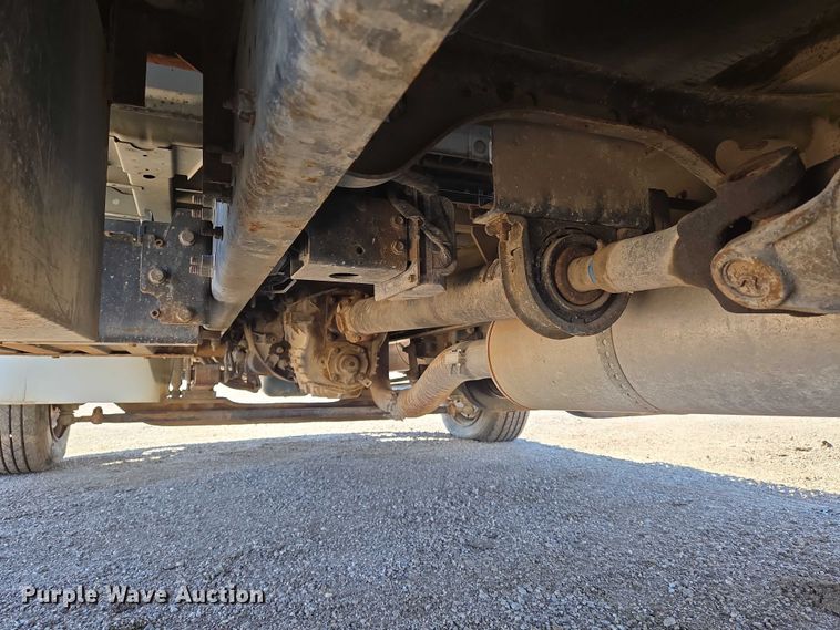 image for item EN8160 2003 International  4200  flatbed truck