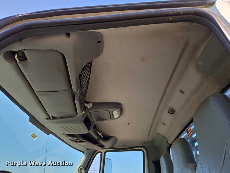 image for item EN8160 2003 International  4200  flatbed truck