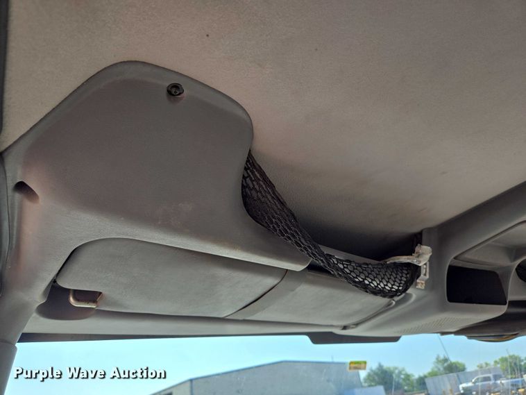 image for item EN8160 2003 International  4200  flatbed truck