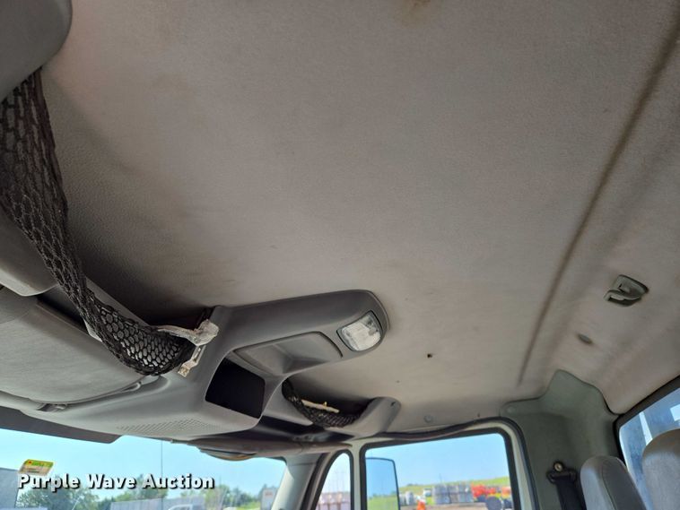 image for item EN8160 2003 International  4200  flatbed truck