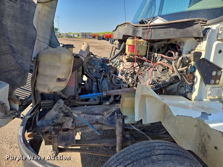 image for item EN8160 2003 International  4200  flatbed truck