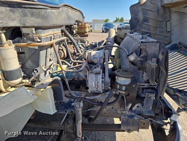 image for item EN8160 2003 International  4200  flatbed truck