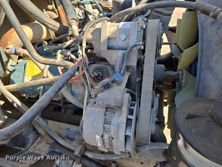 image for item EN8160 2003 International  4200  flatbed truck