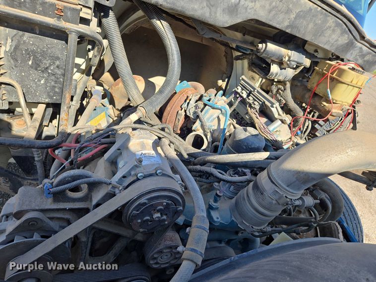 image for item EN8160 2003 International  4200  flatbed truck