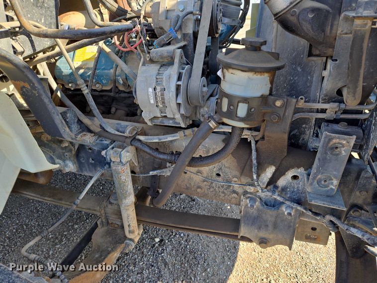 image for item EN8160 2003 International  4200  flatbed truck