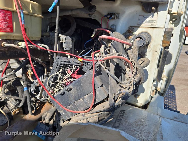 image for item EN8160 2003 International  4200  flatbed truck