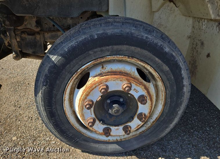 image for item EN8160 2003 International  4200  flatbed truck