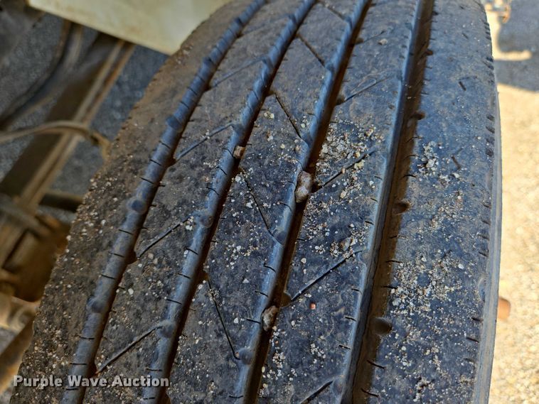 image for item EN8160 2003 International  4200  flatbed truck