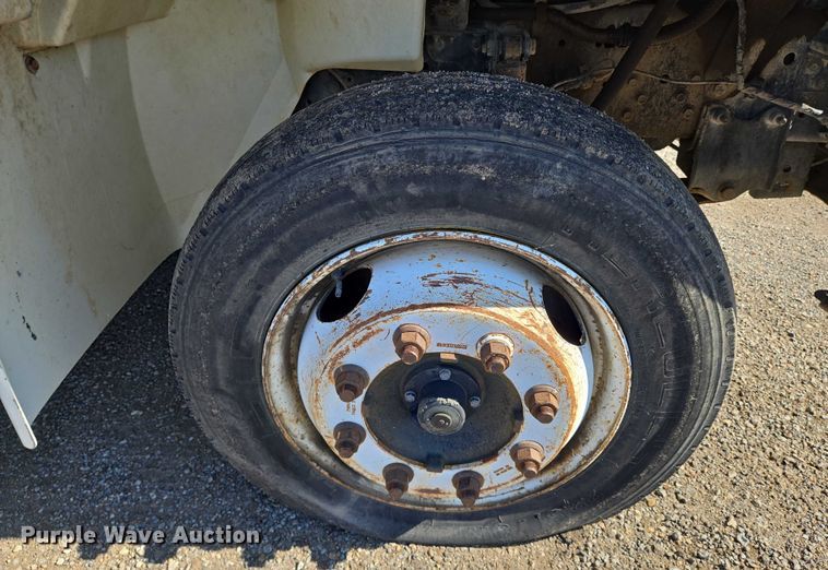 image for item EN8160 2003 International  4200  flatbed truck