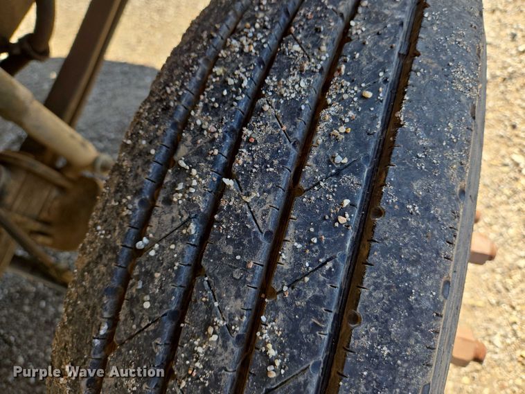 image for item EN8160 2003 International  4200  flatbed truck