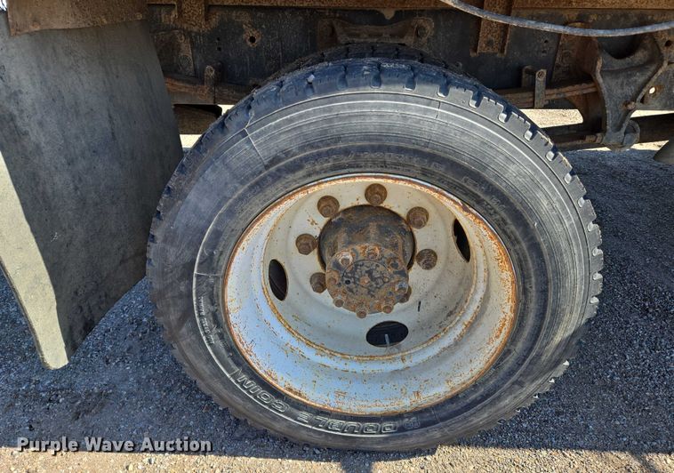 image for item EN8160 2003 International  4200  flatbed truck