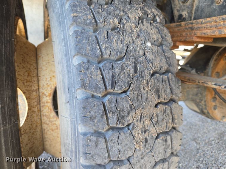 image for item EN8160 2003 International  4200  flatbed truck