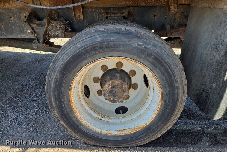 image for item EN8160 2003 International  4200  flatbed truck