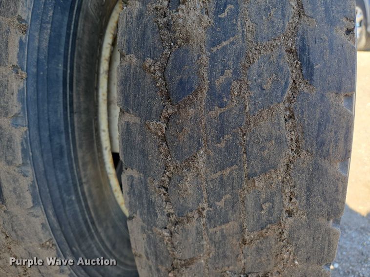 image for item EN8160 2003 International  4200  flatbed truck