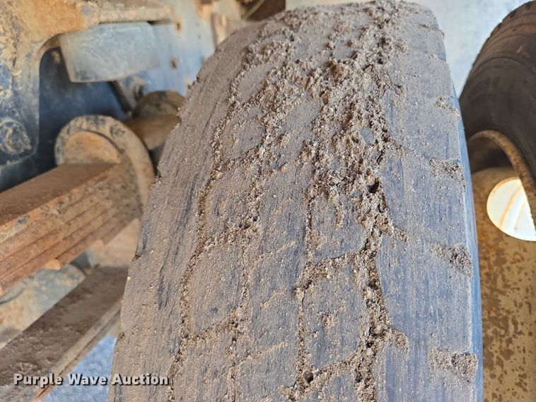 image for item EN8160 2003 International  4200  flatbed truck