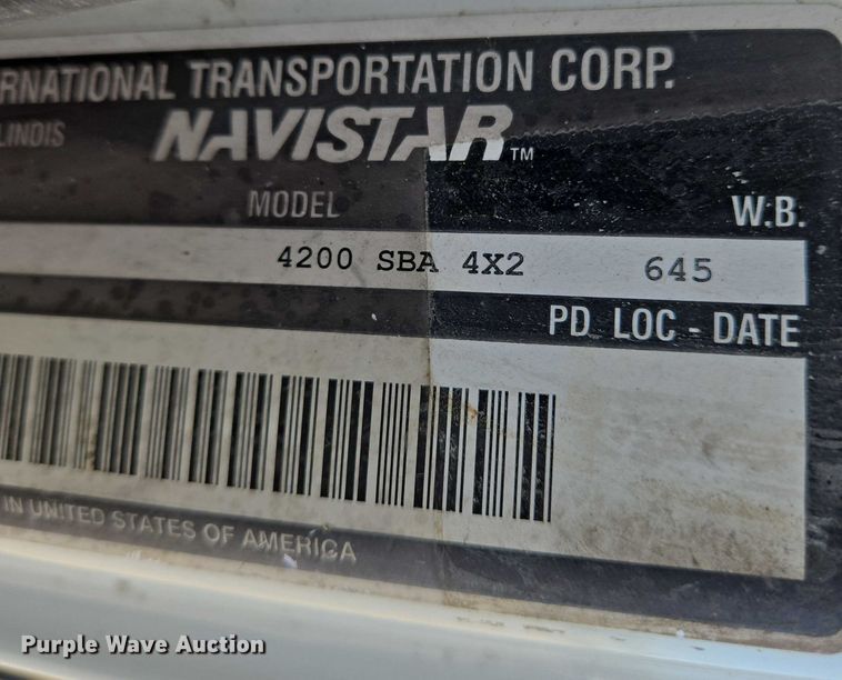 image for item EN8160 2003 International  4200  flatbed truck