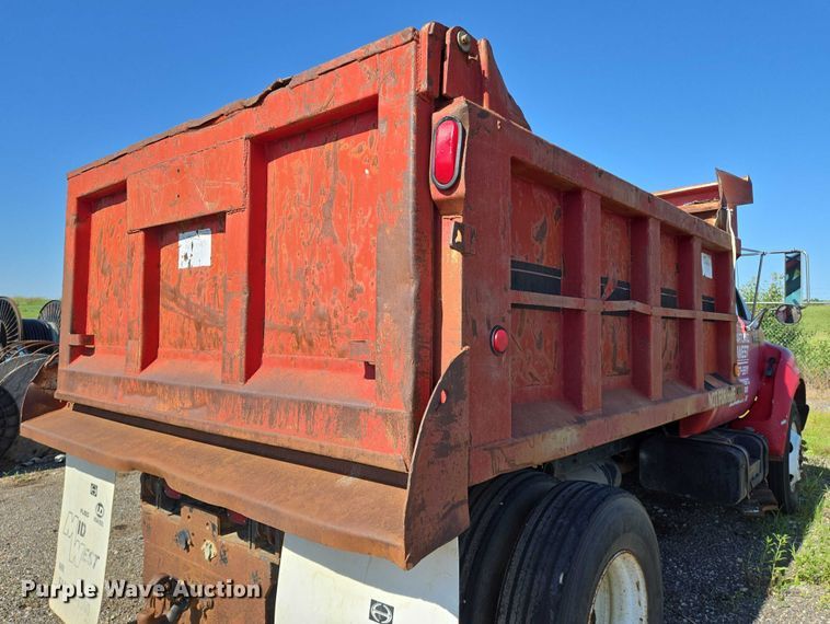 image for item EN8161 2000 Ford F650 Super Duty dump truck