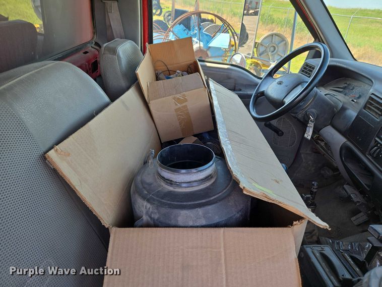 image for item EN8161 2000 Ford F650 Super Duty dump truck