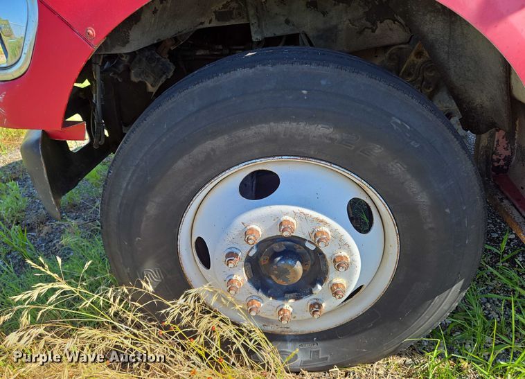 image for item EN8161 2000 Ford F650 Super Duty dump truck