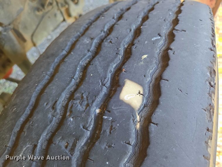 image for item EN8161 2000 Ford F650 Super Duty dump truck