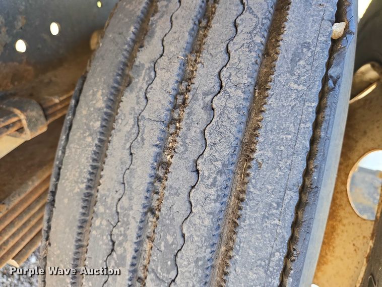 image for item EN8161 2000 Ford F650 Super Duty dump truck