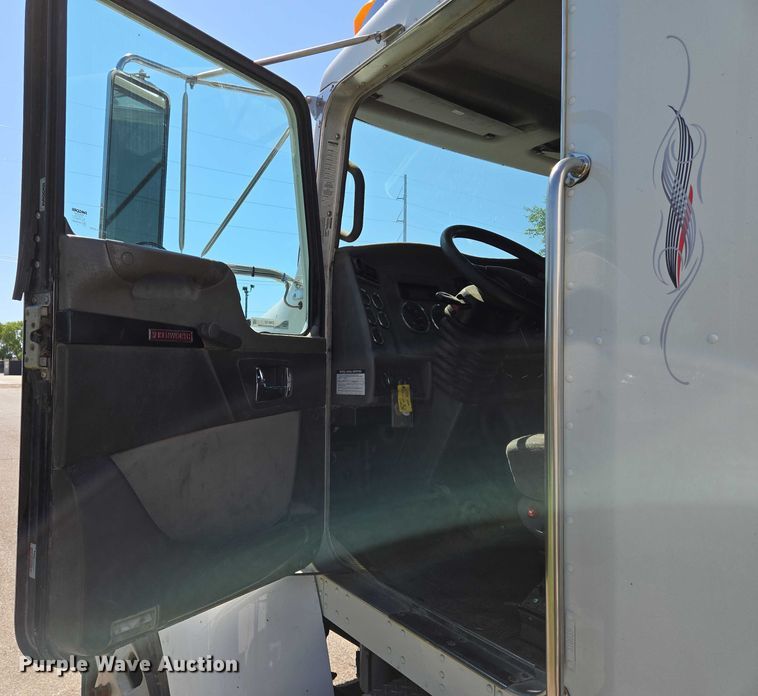 image for item EN8162 2012 Kenworth T370 utility / service truck